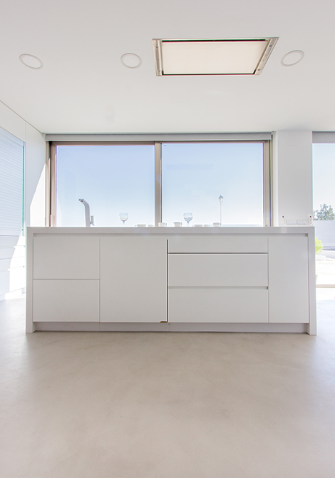 Isla de cocina minimalista y blanca en casa mediterranea | Chiralt arquitectos Valencia