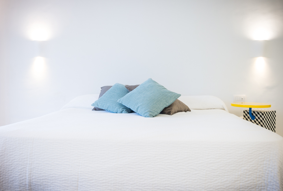 Dormitorio minimalista en blanco en reforma integral. Chiralt Arquitectos Valencia
