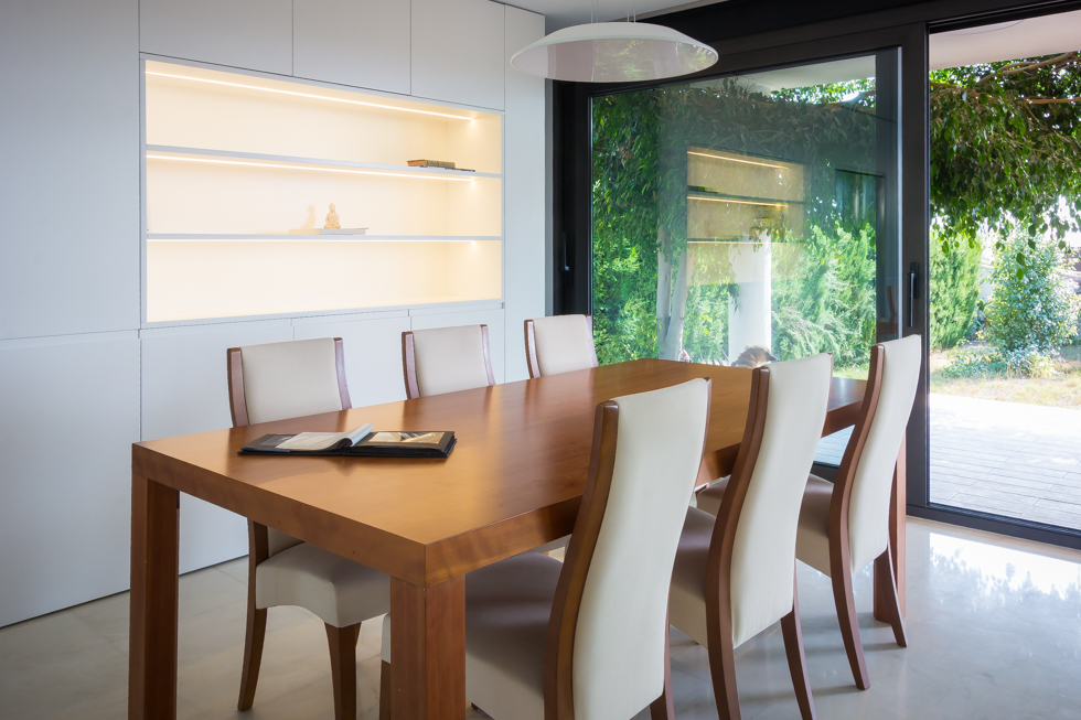 Salon moderno con mesa de madera - Chiralt Arquitectos Valencia