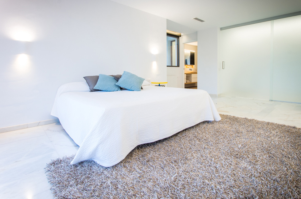 Dormitorio moderno en blanco en reforma integral | Chiralt Arquitectos Valencia