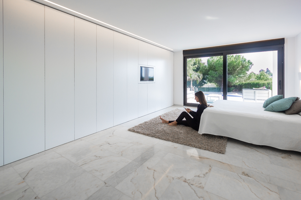 Dormitorio moderno en blanco en reforma total. Chiralt Arquitectos Valencia