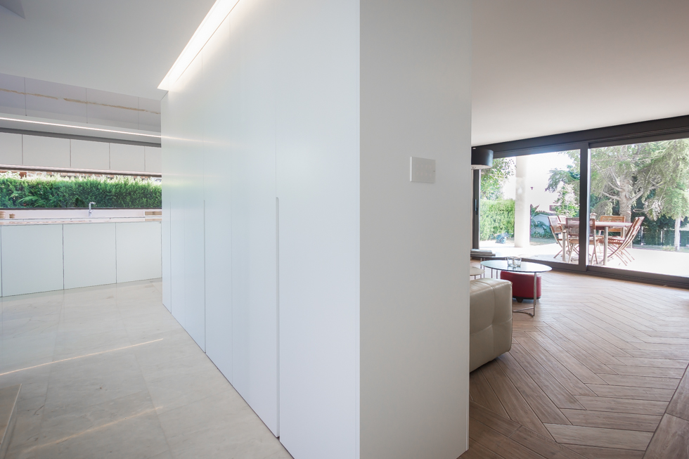 Armariada blanca en salón moderno- Chiralt Arquitectos Valencia