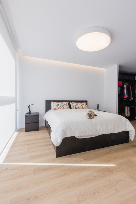 Dormitorio moderno con suelo parquet con gato en vivienda estilo nórdico - Chiralt Arquitectos Valencia