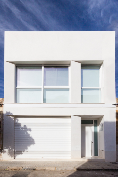 Fachada moderna blanca en vivienda estilo nórdico - Chiralt Arquitectos Valencia