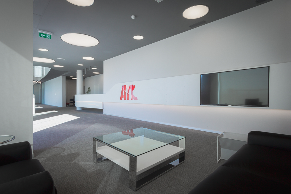 Hall oficinas Sala de espera con mueble moderno en oficinas minimalistas en blanco y gris