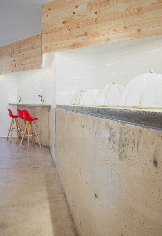 cafetería-de-diseño-en-Valencia-con mostrador de hormigon moderno y minimalista.ladrillos tipo metro y madera