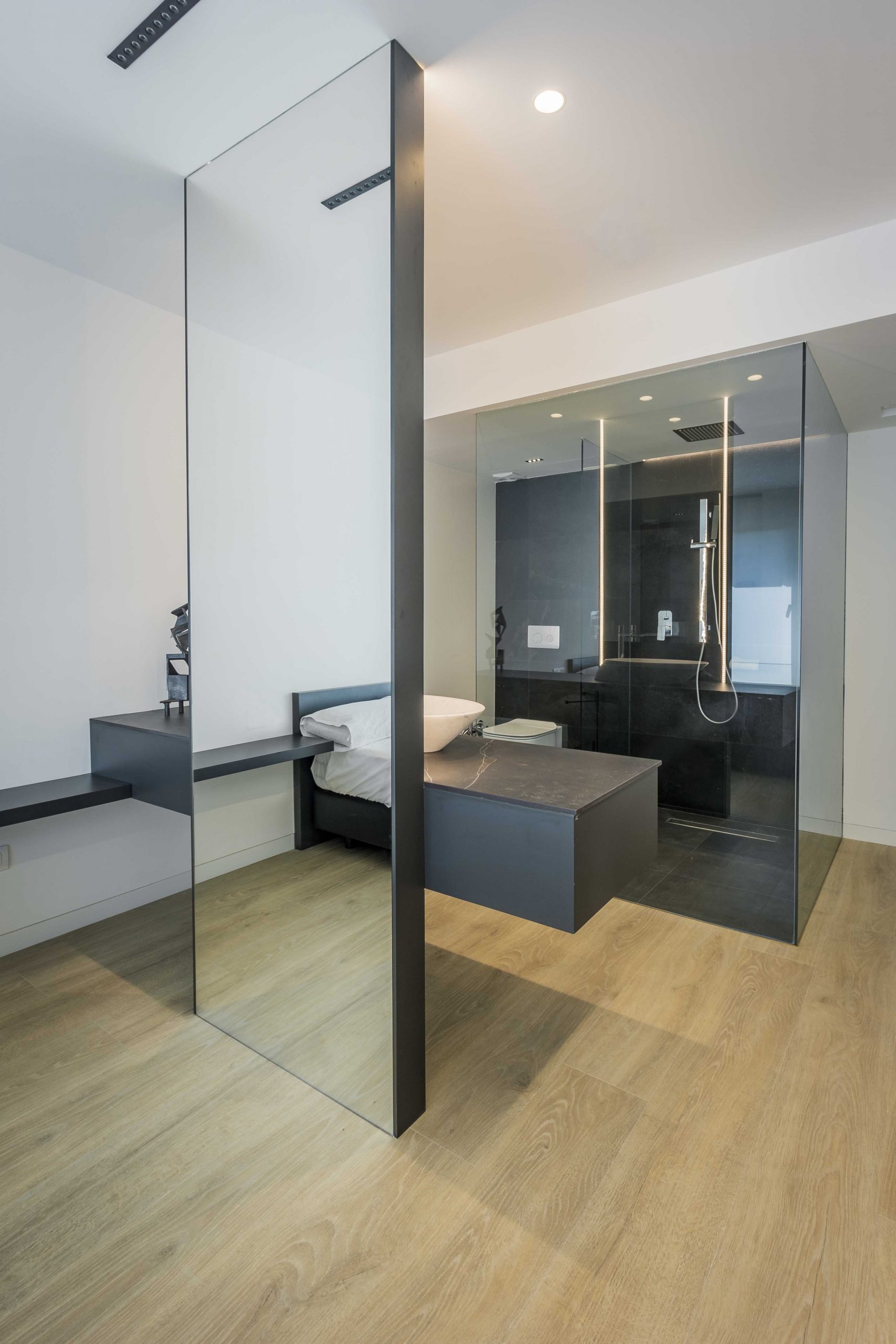 Baño-pared-cristal-moderno-minimalista-en-dormitorio-valencia-chiralt-arquitectos-valencia