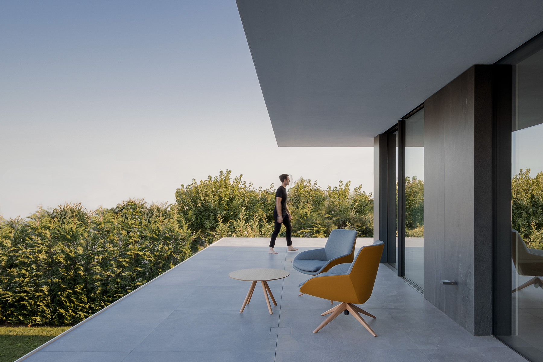 Terraza minimalista en casa moderna